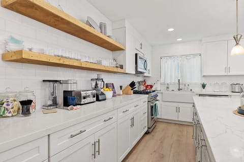 Coffee, drinks, blender, plenty of prep space for your get together