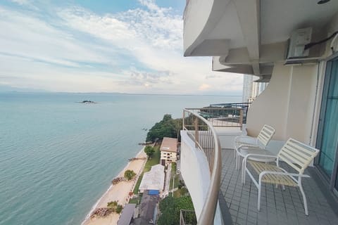 Elite Apartment, 2 Bedrooms, Sea View | Property grounds