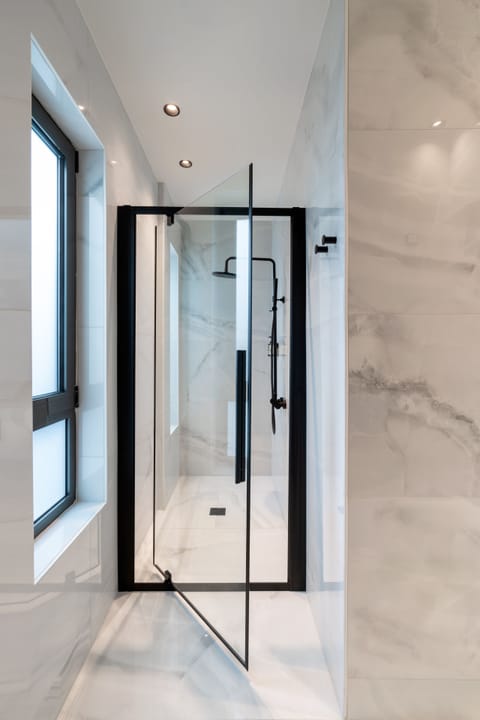 Metropolis Suite | Bathroom shower