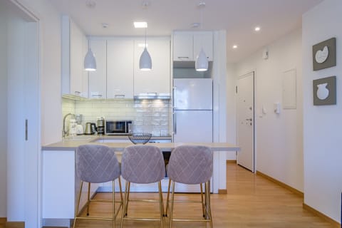 Deluxe Apartment | Private kitchen | Full-size fridge, microwave, oven, stovetop