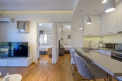 Deluxe Apartment | Private kitchen | Full-size fridge, microwave, oven, stovetop