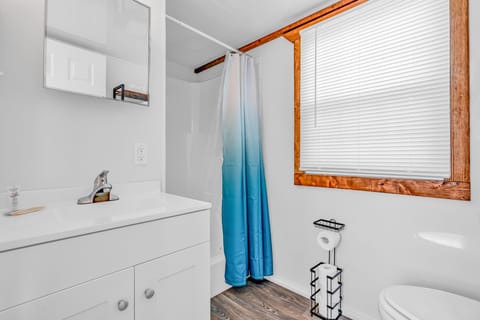 Family Bungalow | Bathroom | Shower, free toiletries, towels, soap