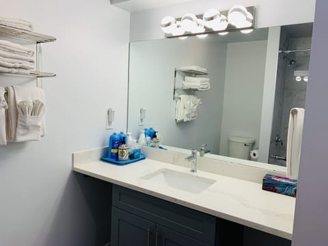 Romantic Studio | Bathroom | Combined shower/tub, free toiletries, hair dryer, towels