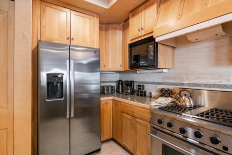 House (2 Bedrooms) | Private kitchen | Fridge, microwave, oven, stovetop