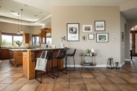 House (5 Bedrooms) | Interior