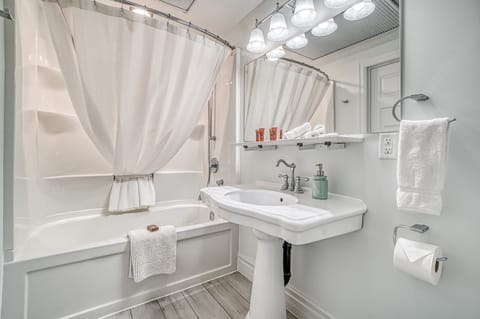 Superior Studio Suite | Bathroom | Combined shower/tub, hair dryer, towels, soap
