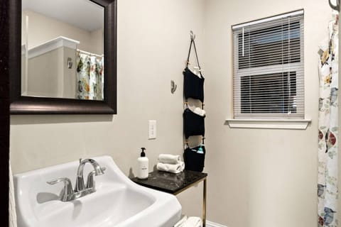 Full bathroom with shower, Public Goods toiletries provided