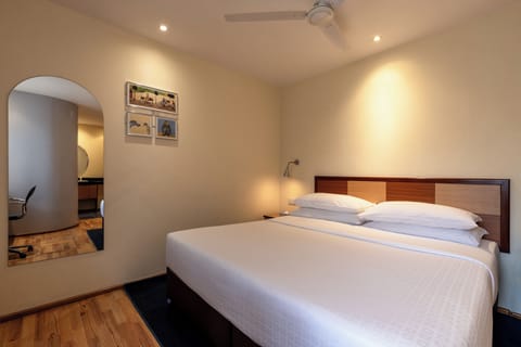 Standard Room, 1 King Bed, Non Smoking | In-room safe, desk, free WiFi, bed sheets