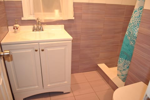 Design Room | Bathroom | Shower, hair dryer, towels