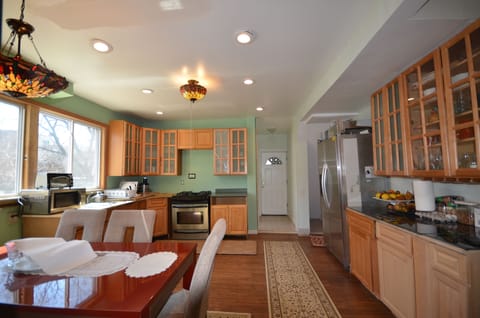 Design Room | Shared kitchen | Full-size fridge, microwave, oven, stovetop