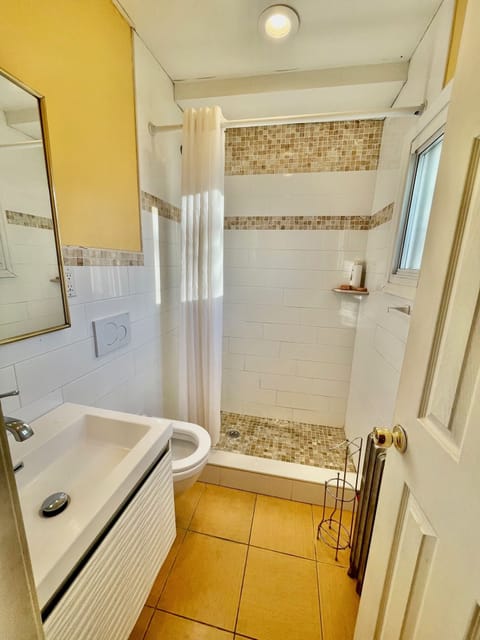 Design Room | Bathroom | Shower, hair dryer, towels