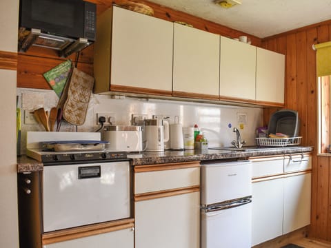 Kitchen | The Bothy - Mondhuie Self Catering Chalets, Nethy Bridge