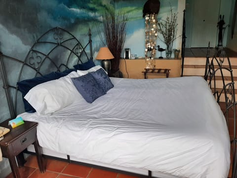 Garden, 1 Queen Bed | Premium bedding, individually decorated, individually furnished