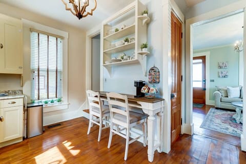 Both china and melamine dishes are provided for up to 6 guests.