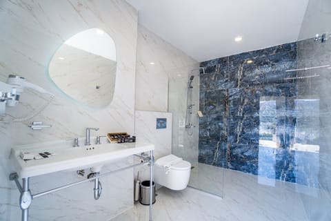 King Suite Room | Bathroom | Shower, rainfall showerhead, hair dryer, bathrobes