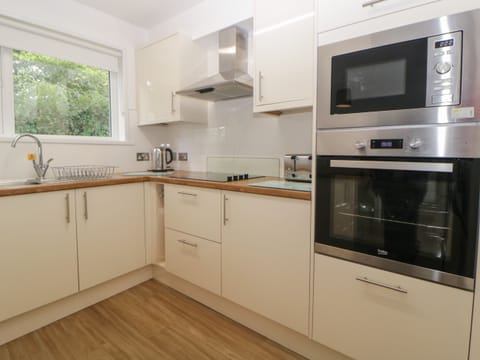 Cottage | Private kitchen | Fridge, electric kettle, toaster, cookware/dishes/utensils