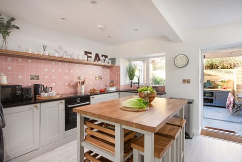 Maris Cottage, St Agnes. Ground floor: Modern breakfast bar with seating to enjoy your early morning coffee
