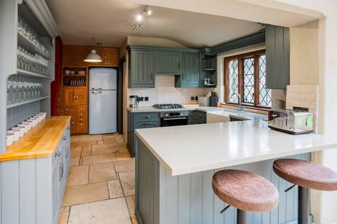 Cottage | Private kitchen | Fridge, microwave, oven, stovetop