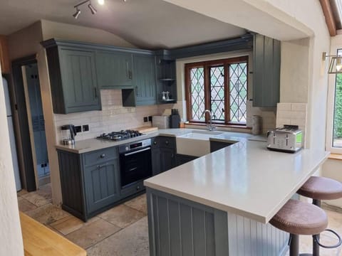 Cottage | Private kitchen | Fridge, microwave, oven, stovetop