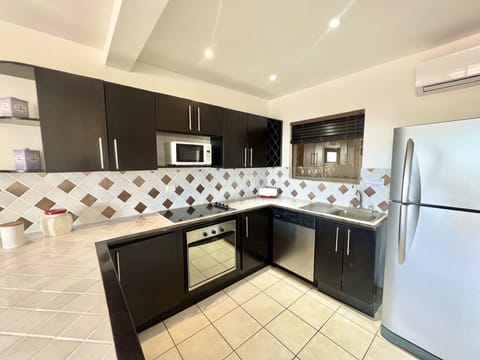 Deluxe Condo, 2 Bedrooms, Kitchen | Private kitchen | Fridge, microwave, oven, stovetop