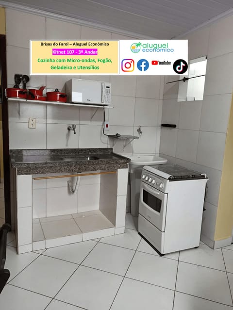 Studio | Private kitchen | Fridge, microwave, cookware/dishes/utensils