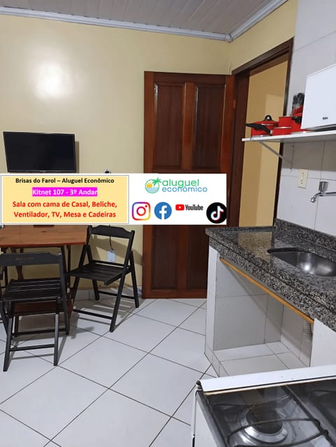 Studio | Private kitchen | Fridge, microwave, cookware/dishes/utensils