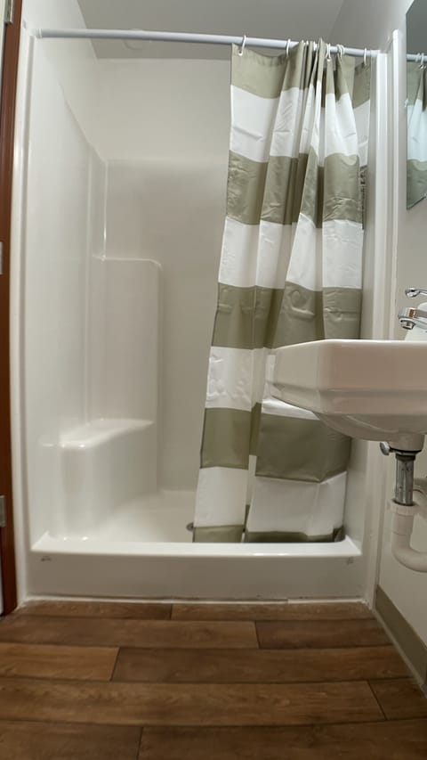 Traditional Room | Bathroom | Shower, rainfall showerhead, towels