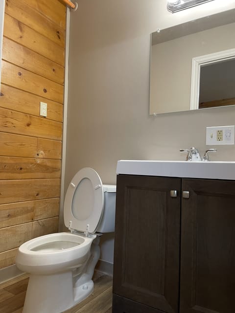 Traditional Room | Bathroom | Shower, rainfall showerhead, towels