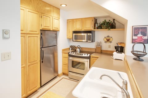 House (2 Bedrooms) | Private kitchen | Fridge, microwave, oven, stovetop