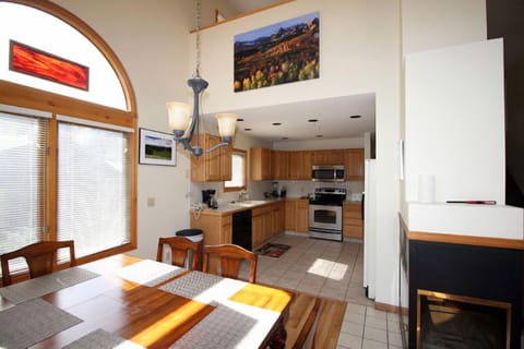 Family Suite, Fireplace, River View | Private kitchen | Fridge, microwave, oven, stovetop