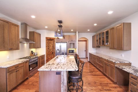 Luxury House | Private kitchen | Fridge, microwave, oven, stovetop