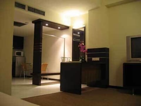 Executive Suite, Kitchenette | Living area | LCD TV