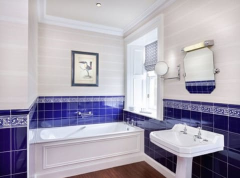 Classic Suite | Bathroom | Separate tub and shower, eco-friendly toiletries, hair dryer, bidet