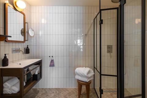 Penthouse with View and Balcony | Bathroom | Shower, rainfall showerhead, hair dryer, heated floors