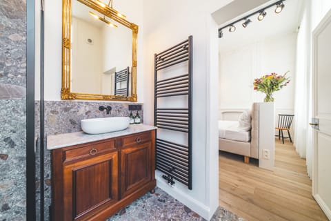 Deluxe Apartment | Frette Italian sheets, premium bedding, Select Comfort beds