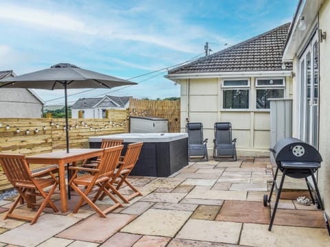 Sitting-out-area | Highfield Bungalow, Twyn