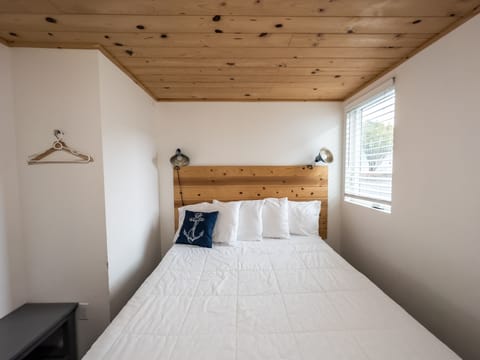 Cabin with Full Kitchen | Individually decorated, free WiFi, bed sheets