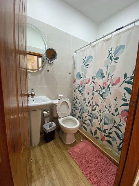 Deluxe Triple Room | Bathroom | Shower, rainfall showerhead, towels