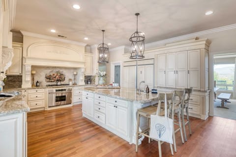 House (Multiple Bedrooms) | Private kitchen | Fridge, microwave, oven, stovetop