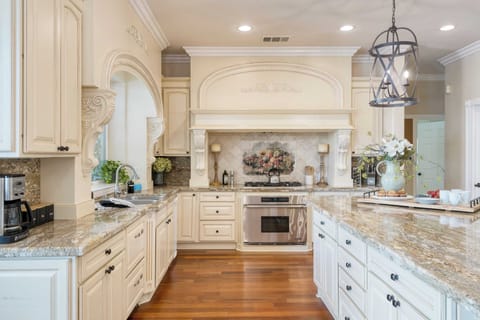 House (Multiple Bedrooms) | Private kitchen | Fridge, microwave, oven, stovetop