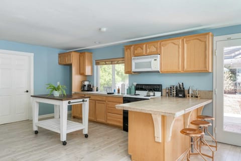 House (Multiple Bedrooms) | Private kitchen | Fridge, microwave, oven, stovetop