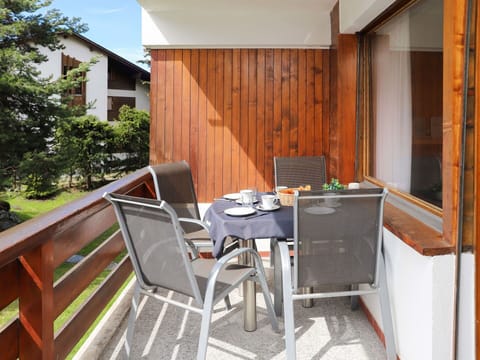 Furniture, Property, Table, Plant, Chair, Building, Wood, Tree, Interior Design, Flooring