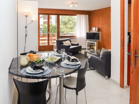 Table, Furniture, Property, Chair, Wood, Interior Design, Building, Houseplant, Tableware, Floor