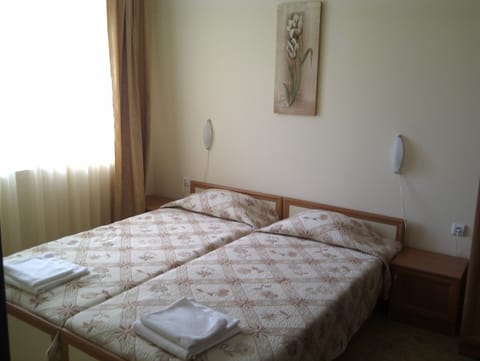 Apartment | 2 bedrooms, iron/ironing board, travel crib, free WiFi