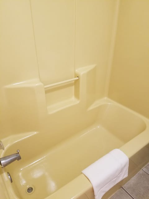 Basic Single Room | Bathroom | Shower, towels