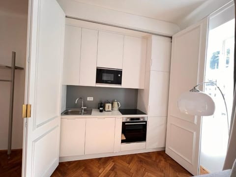 Studio | Private kitchen | Fridge, stovetop, dishwasher, espresso maker