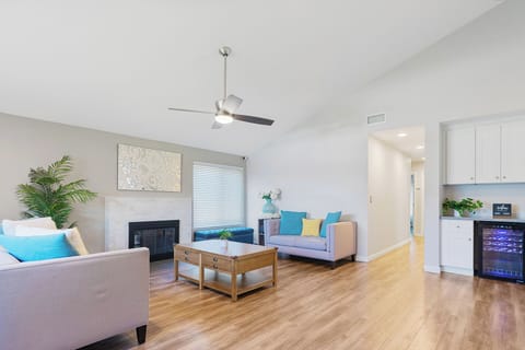Open airy, vaulted ceiling entrance.