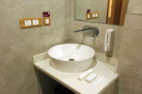 Deluxe Double Room | Bathroom | Shower, rainfall showerhead, free toiletries, towels