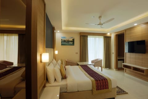 Deluxe Double Room | Living area | 40-inch LED TV with satellite channels, TV