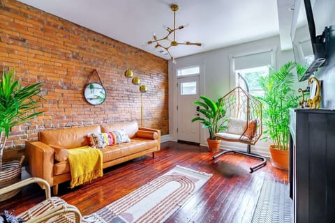 Superhost Airbnb Columbus
Cozy and Spacious: Enjoy the cozy, spacious living room with ample seating and a clean environment. The inviting atmosphere is perfect for relaxation. Feel at home in this comfortable area